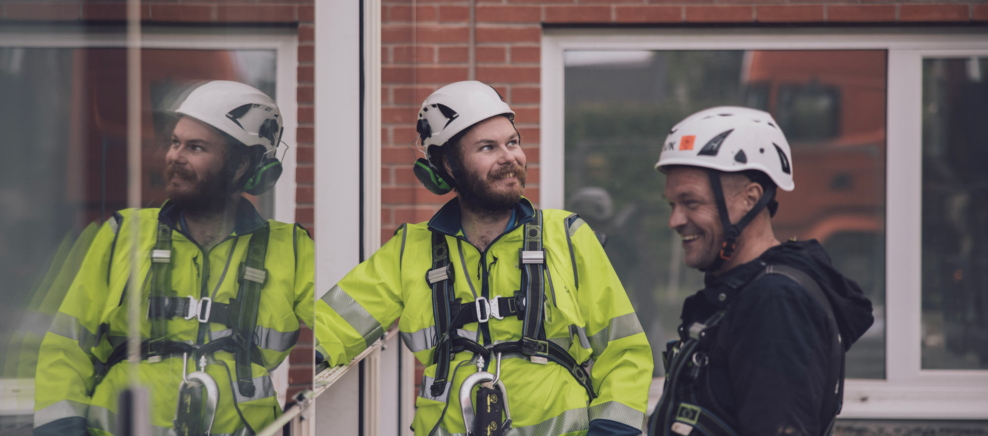 En man med vit hjälm