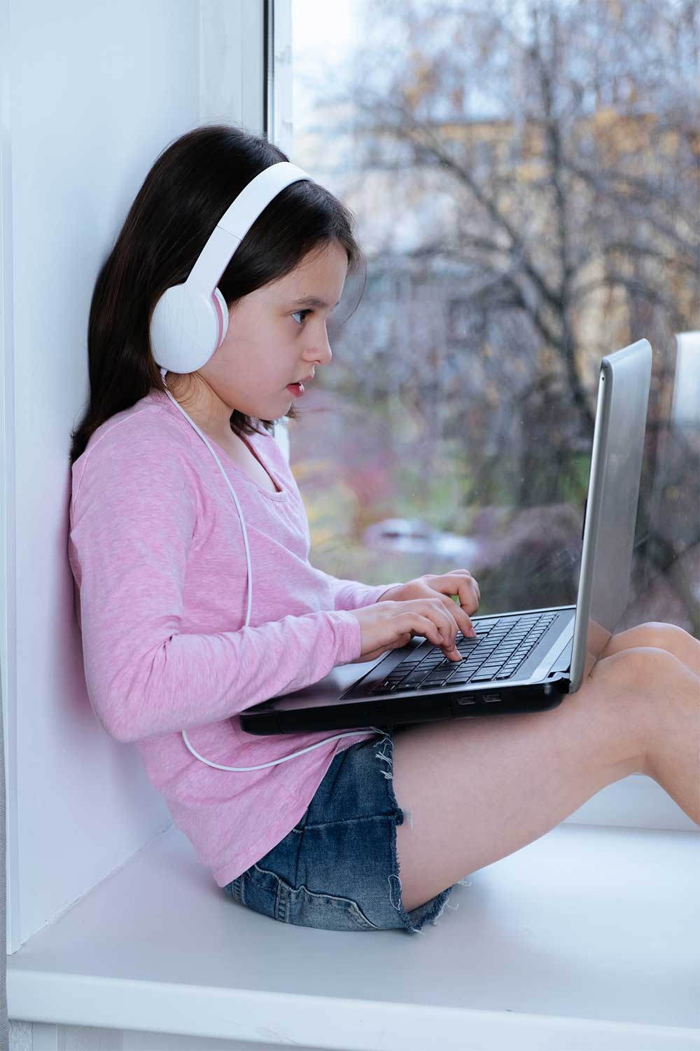 Flicka med hörlurar