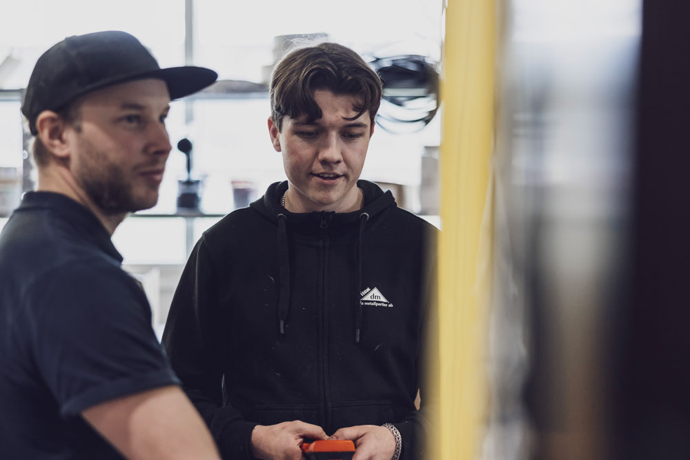 Ett team hos Dalametall har produktionsmöte