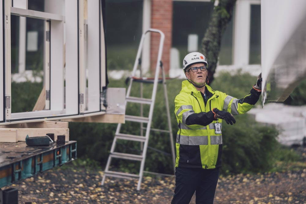 Man som dirigerar vid montering av fönster