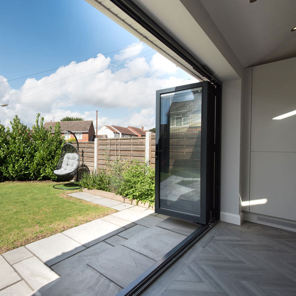 Vikdörrar i ett uterum