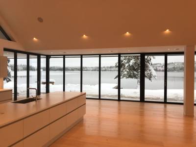 Panorama fönster mot vinterlandskap