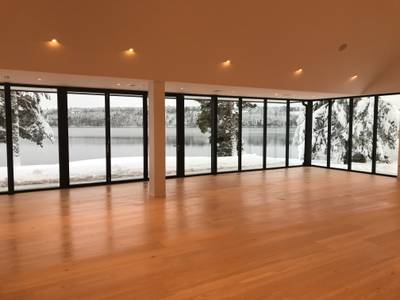Panorama fönster mot vinterlandskap