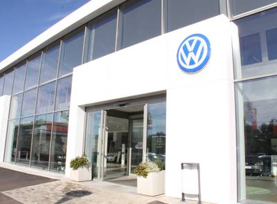 Vit byggnad med Volkswagens blåa logotyp