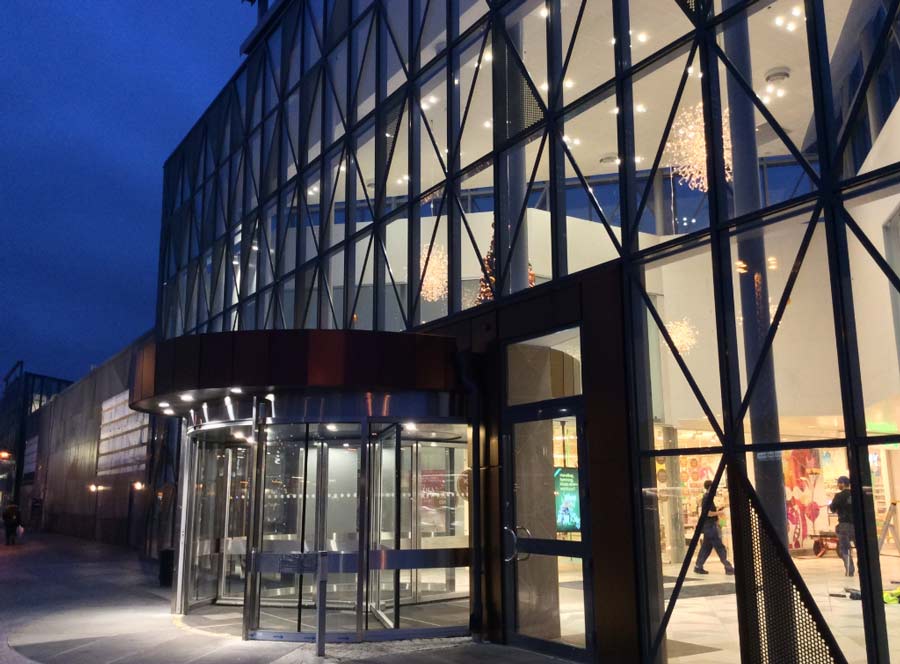 Entré till köpcentrum kvällsltid