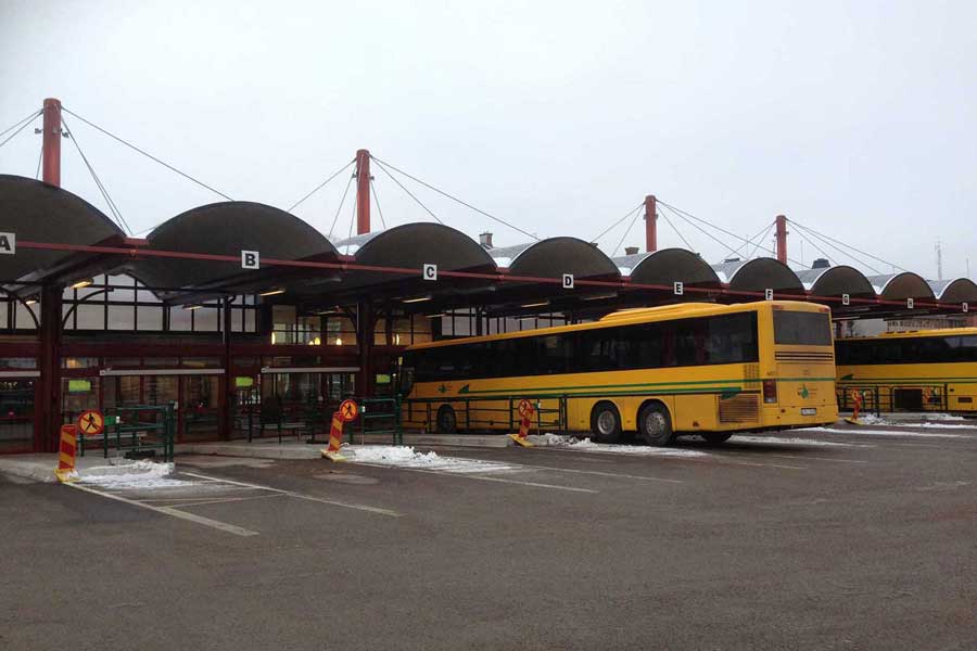 Gul buss parkerad