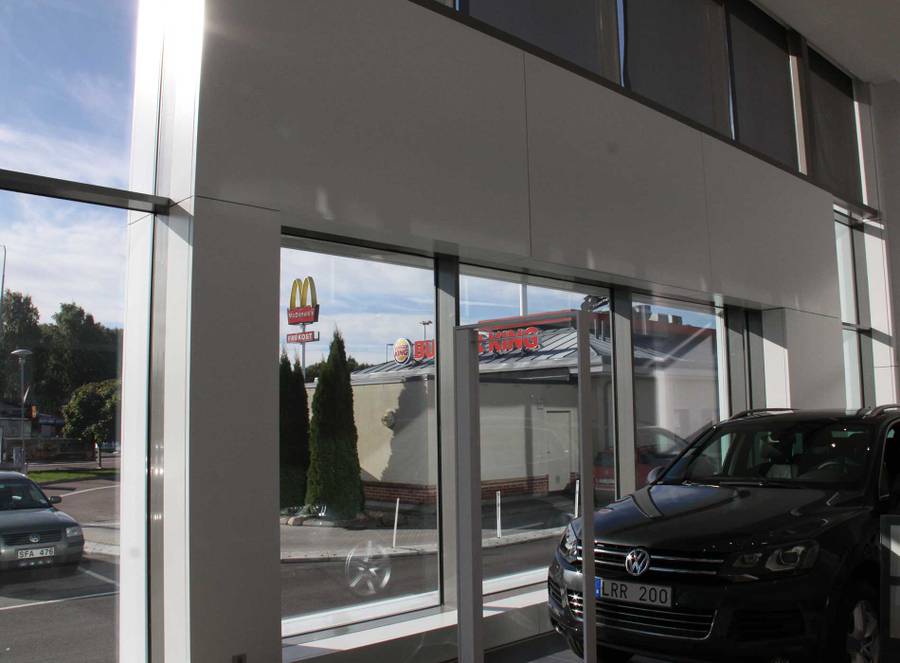 Vit byggnad med Lecab på