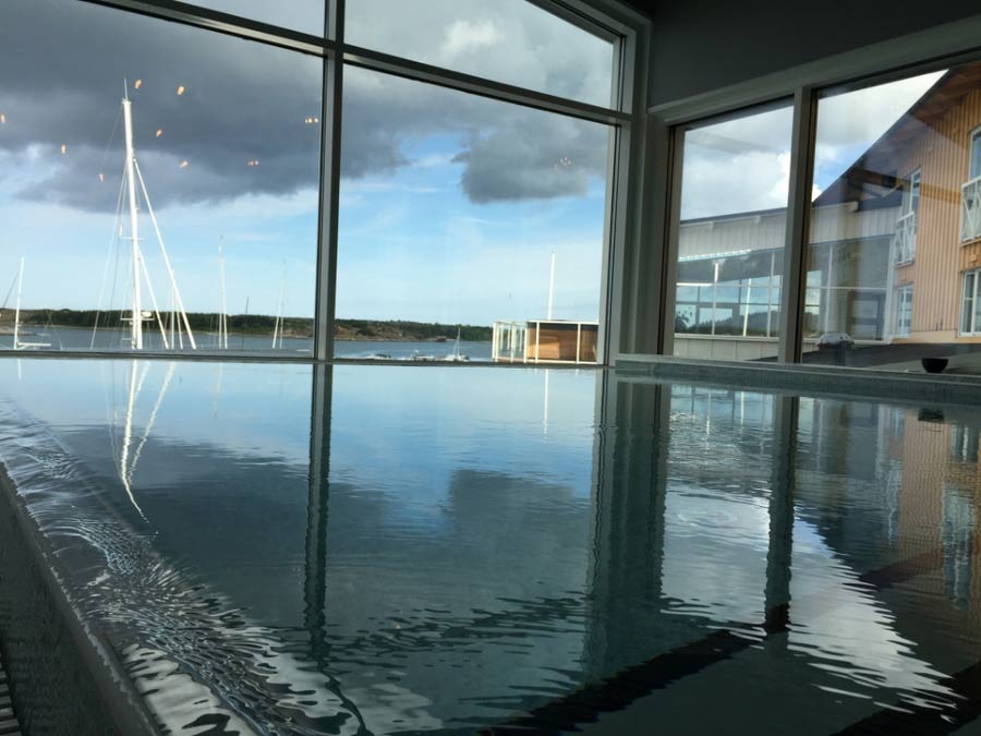 Stora glasväggar med pool på insidan