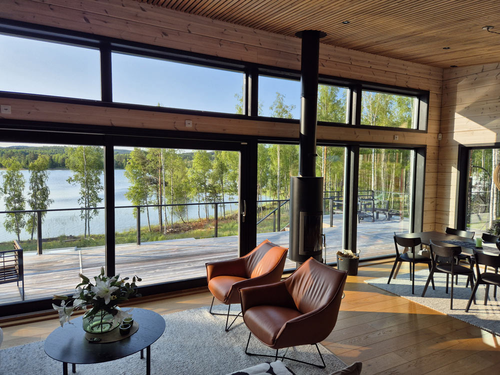 Flera fönster på grått hus